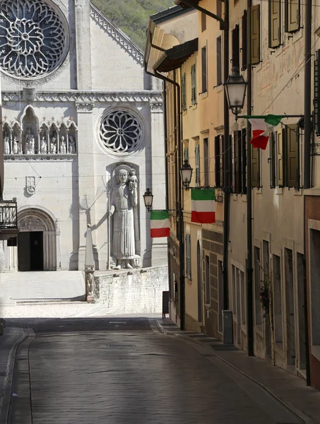 Straat van de stad van Gemona in Noord Italië met Italiaanse vlaggen — Stockfoto