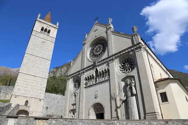 Domkyrkan kyrkan av staden Gemona i Italien — Stockfoto