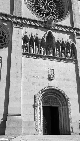 Tür der Kathedrale der Stadt gemona in Italien — Stockfoto