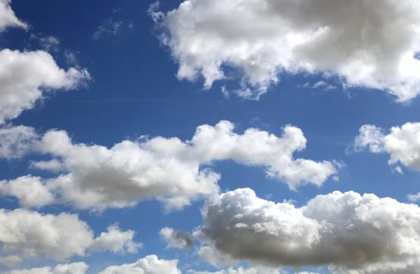 Ljusa moln på blå himlen under våren — Stockfoto