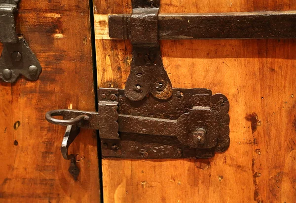 中世の城の大きな木製のドアのロックします。 — ストック写真