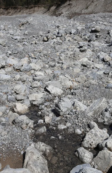 Torrente di montagna con acqua dolce tra le pietre — Foto Stock