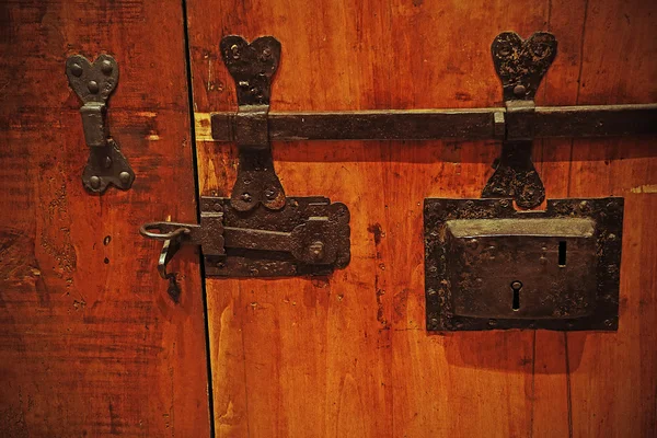 Fechadura em uma grande porta de madeira do castelo medieval — Fotografia de Stock