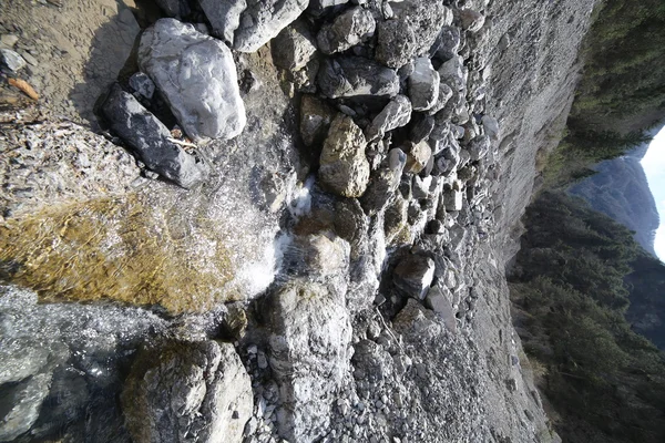 돌 사이에서 신선한 물으로 산 스트림 — 스톡 사진