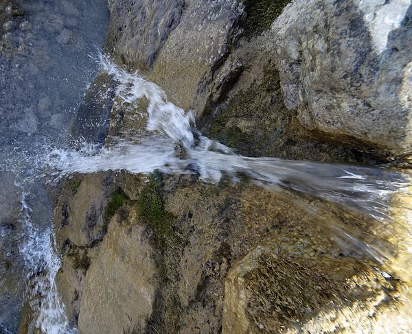 Pequeña cascada de un arroyo de montaña con agua dulce —  Fotos de Stock