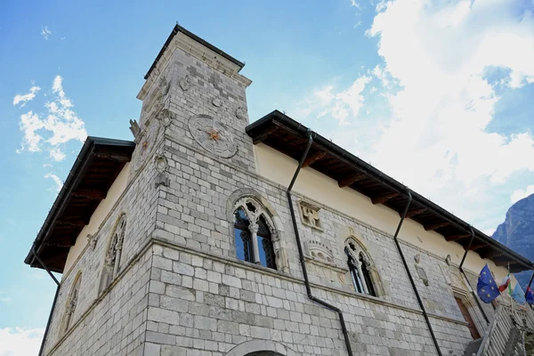 再建されたイタリア北部の Venzone の町の町役場 — ストック写真