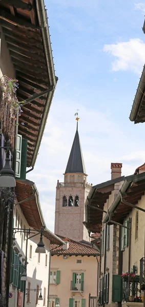 Bell tower Katedrála města Venzone v Itálii — Stock fotografie