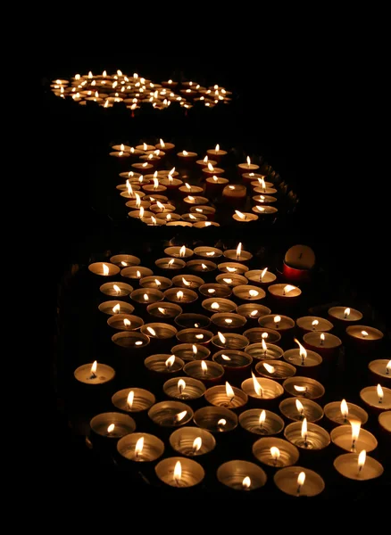 Allumé des bougies à la messe à l'église — Photo