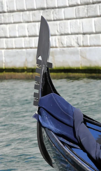 Detail of the prow of the Gondola in Venice — Stock Photo, Image