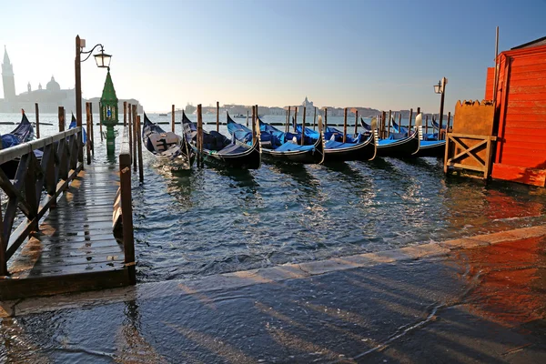 Гондолы в Венеции в Италии во время прилива — стоковое фото