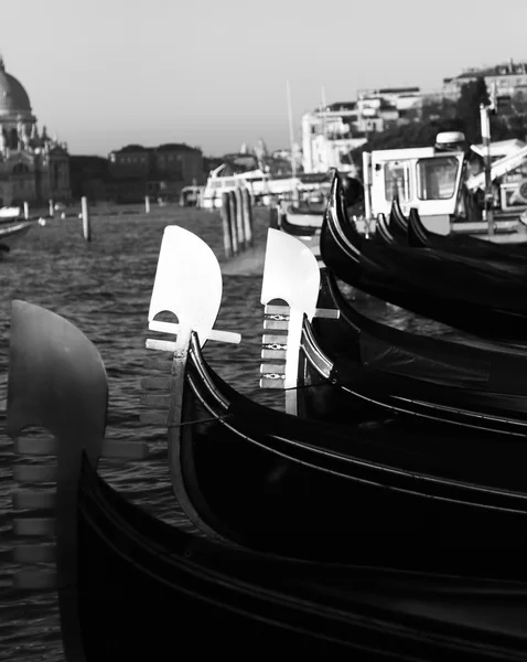 Gondeln in Venedig in Italien bei Flut — Stockfoto