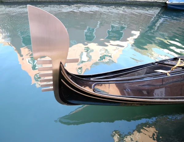 Detail of the prow of the Gondola in Venice Italy — Stock Photo, Image