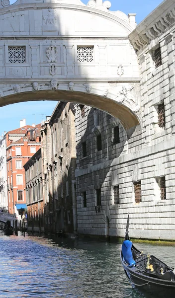 Знаменитый мост вздохов в Венеции в Италии — стоковое фото