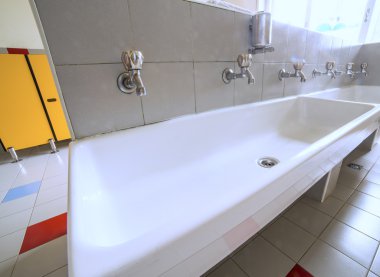 Okulun birçok musluklar ile seramik lavabo