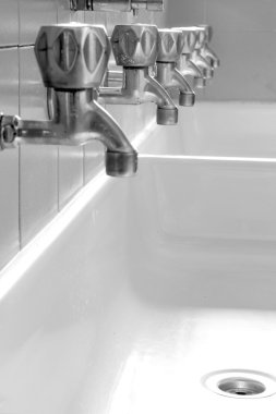 Okulun birçok musluklar ile seramik lavabo