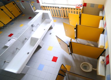 Anaokulu banyo lavabo ve kabin