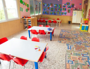 Anaokulu masa ve küçük kırmızı sandalye ile classromm