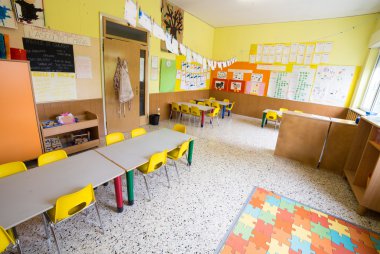 Anaokulu masa ve küçük sarı sandalye ile classromm