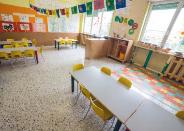 Anaokulu masa ve küçük sarı sandalye ile classromm