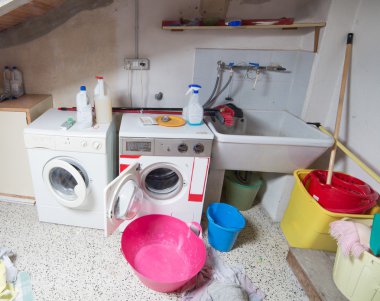 çatı katında bir kindergar çamaşır odasında çamaşır makineleri