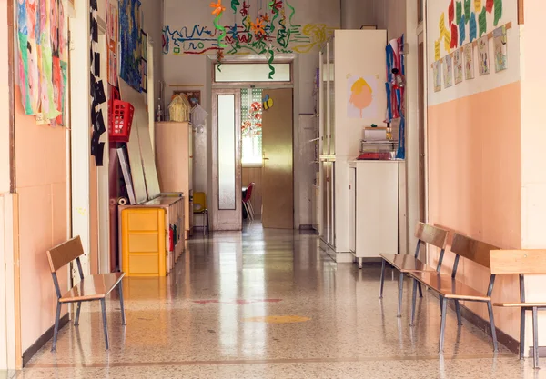 Διάδρομο σε ένα φυτώριο νηπιαγωγείο χωρίς παιδιά — Φωτογραφία Αρχείου