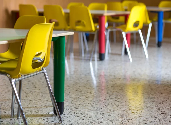 Plastic stoelen in de kwekerij kleuterschool klasse — Stockfoto