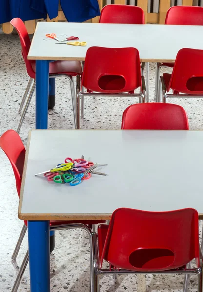 Маленькие пластиковые стулья в детском саду класса — стоковое фото