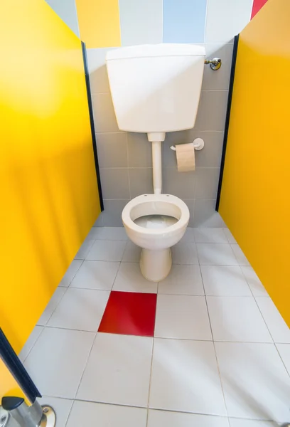 Μικρή τουαλέτα σε έναν βρεφικό σταθμό στην καμπίνα τουαλέτα — Φωτογραφία Αρχείου