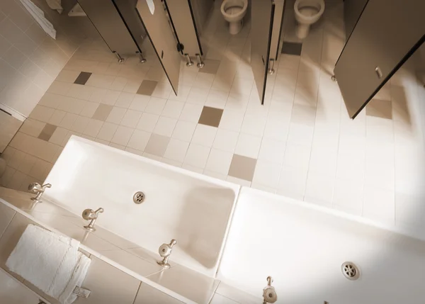 Badkamer kleuterschool gefotografeerd van bovenaf — Stockfoto