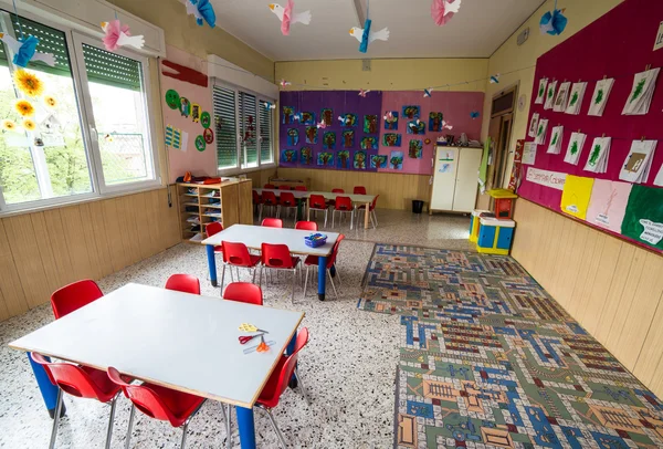 Scuola materna con tavolini e sedie rosse per bambini — Foto Stock