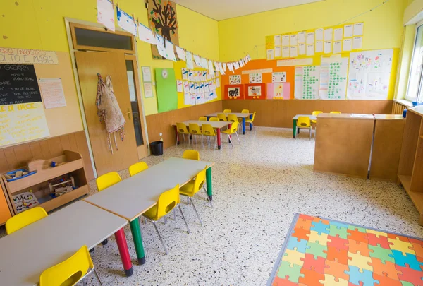 Класс детского сада со столами и стульями — стоковое фото