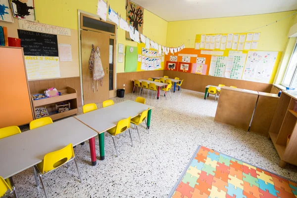 Klassenzimmer des Kindergartens mit Tischen und kleinen gelben Stühlen — Stockfoto