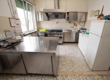 büyük gaz sobası ve bir et ile mutfak paslanmaz çelik sanayi