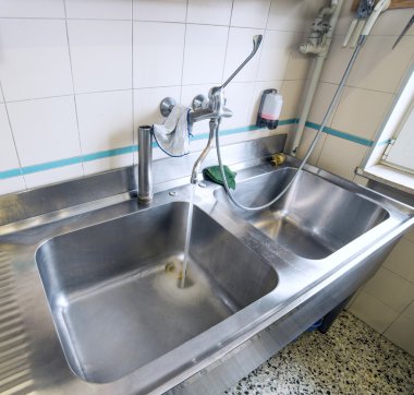 Paslanmaz çelik endüstriyel mutfak lavabo musluk ile