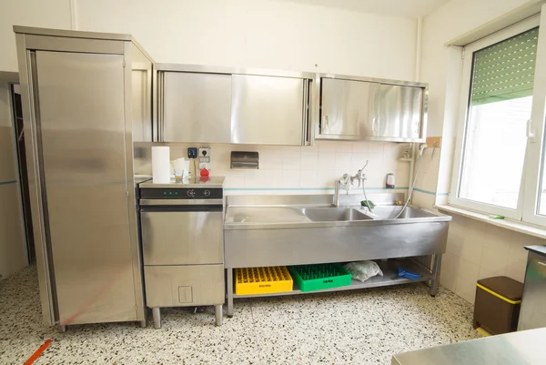 Industrial kitchen with refrigerator, dishwasher and sink — Stock Photo, Image