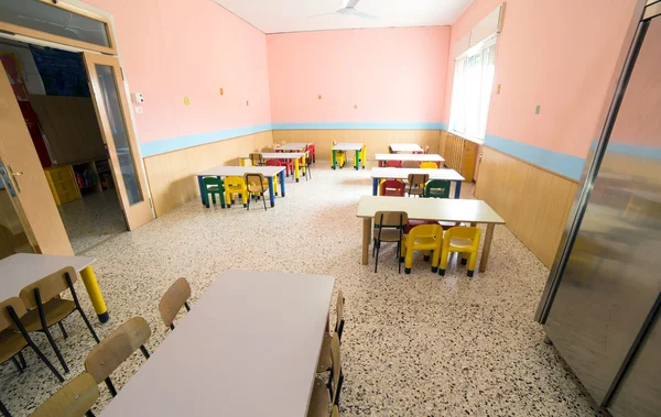 Eetzaal van een kantine refectorium van kleuterschool — Stockfoto