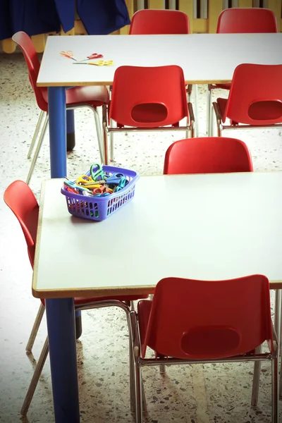 Sala de aula com cadeiras vermelhas no jardim de infância — Fotografia de Stock