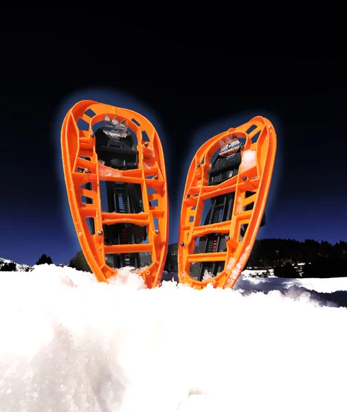 SNOWSHOES para excursões na neve nas montanhas — Fotografia de Stock