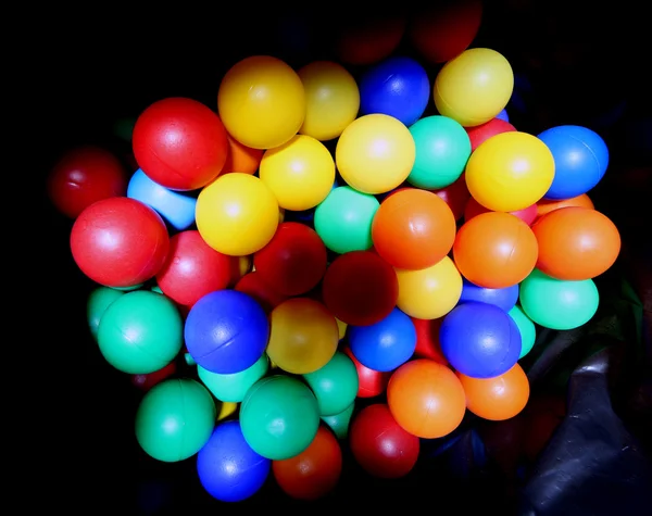 Gekleurde ballen binnen de grote tas zwart — Stockfoto