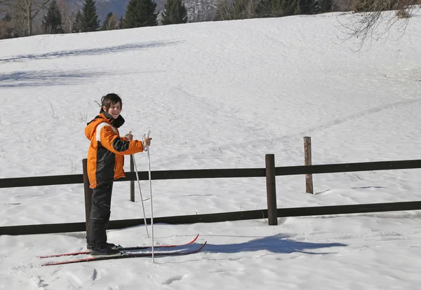 Genç ve güzel çocuk beyaz karda Kayak devam ediyor — Stok fotoğraf