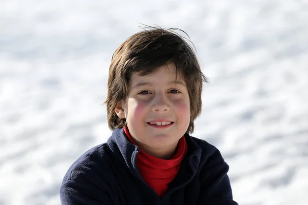 Retrato de um menino bonito nas montanhas — Fotografia de Stock