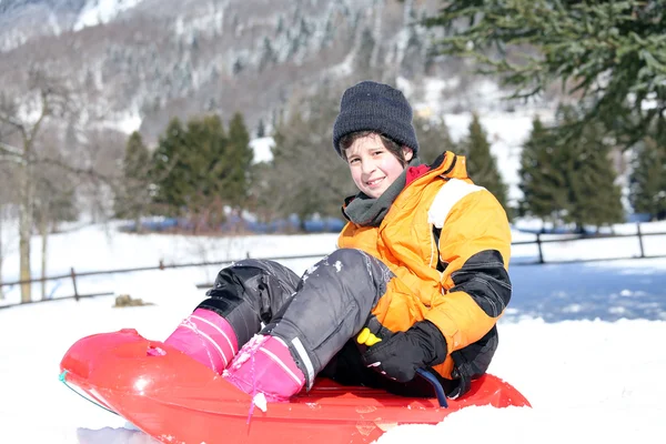 Criança no inverno brinca com bob — Fotografia de Stock