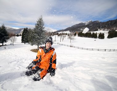 dağlarda kar ile şirin küçük çocuk oyun