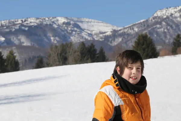 Retrato de un niño lindo con gorra de lana y chaqueta de invierno —  Fotos de Stock