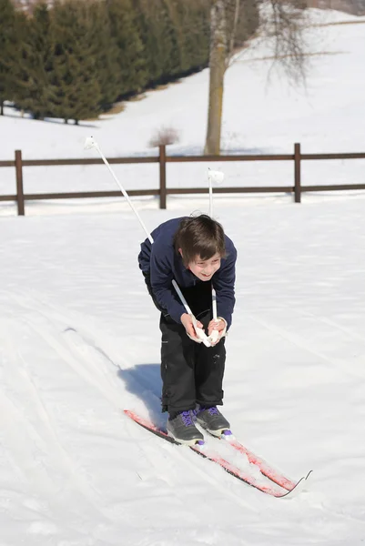 年轻的男孩去越野滑雪板在洁白的雪地上 — 图库照片