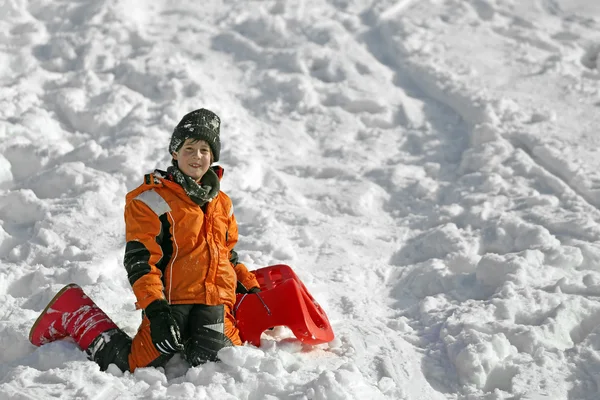 Lindo chico con gorra de lana en el invierno juega con Bob en el monte —  Fotos de Stock