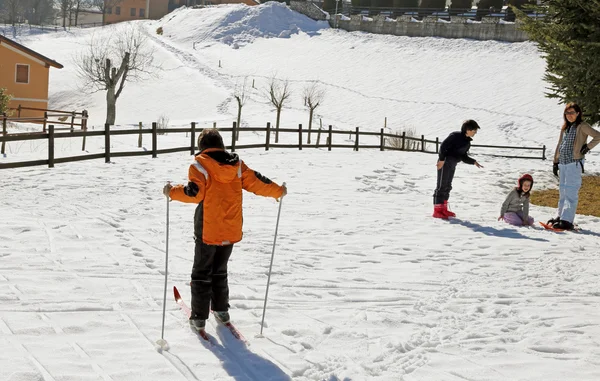 Familj med tre barn på den vita snön i bergen i — Stockfoto