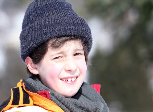 Retrato de um menino bonito com boné de lã e casaco de inverno — Fotografia de Stock