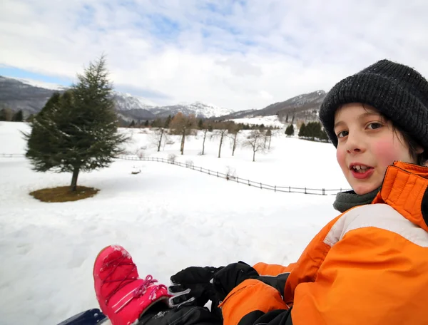 Retrato de un niño lindo con gorra de lana y chaqueta de invierno —  Fotos de Stock