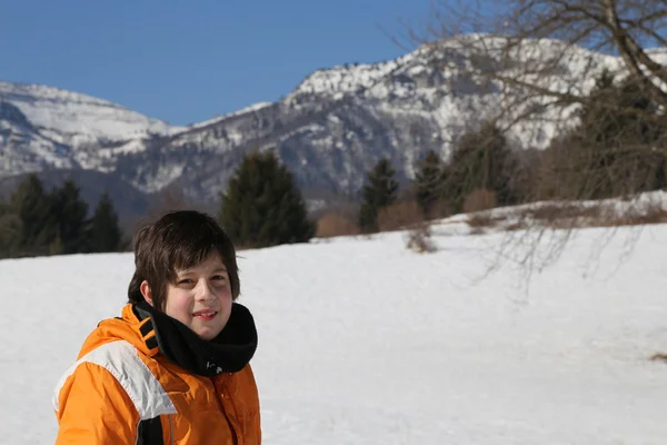 Bambino con berretto di lana e giacca invernale in montagna — Foto Stock